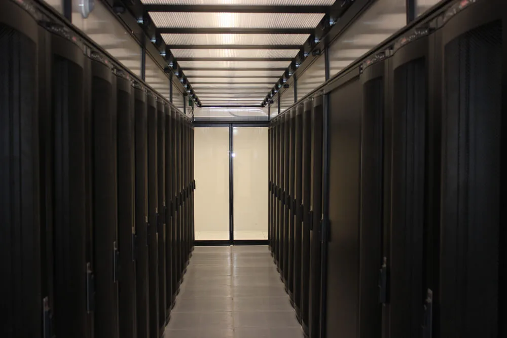 Datacasa veri merkezi sunucu koridorları